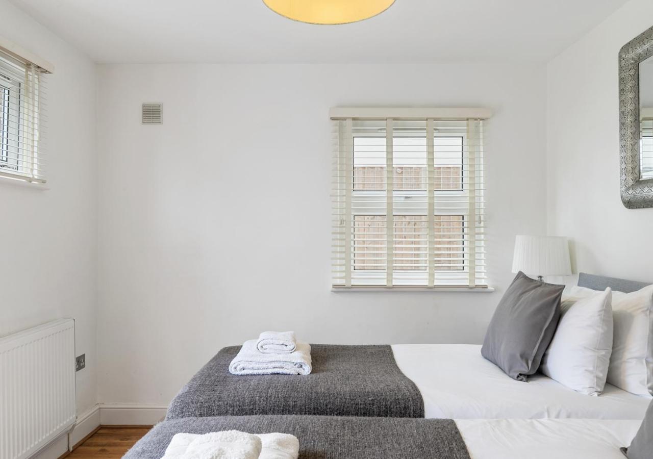 Two Bed Flat In Bush Hill Park Apartment Enfield Exterior photo